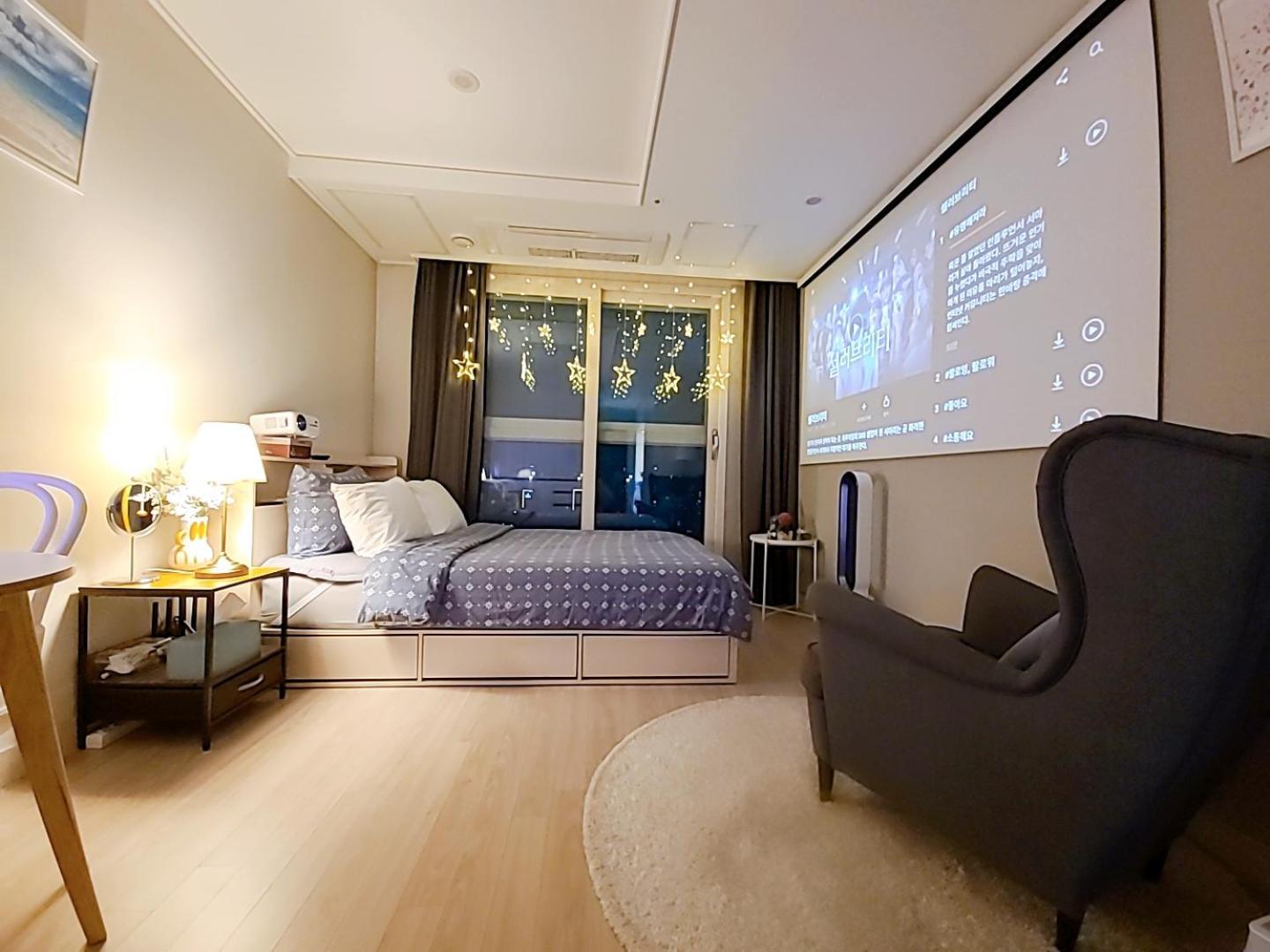 Apartment Secret - 고층호수공원뷰,나만의영화관,미사역2분,120인치스크린,넷플,디즈니플러스,장기숙박추천 Hanam