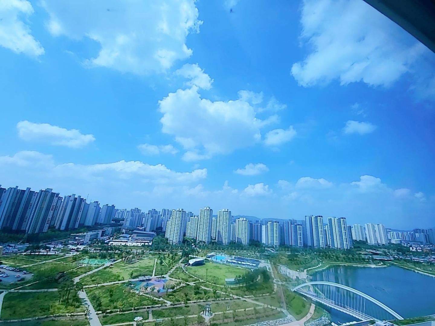 Apartment Secret - 고층호수공원뷰,나만의영화관,미사역2분,120인치스크린,넷플,디즈니플러스,장기숙박추천 Hanam