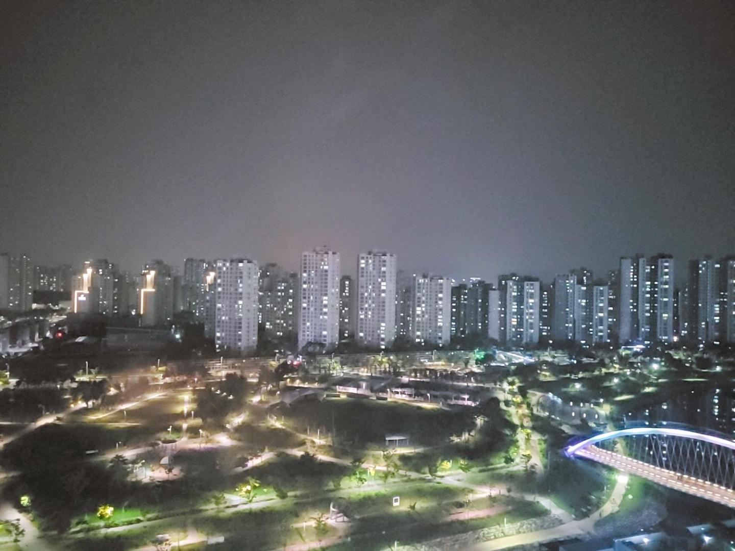 Apartment Secret - 고층호수공원뷰,나만의영화관,미사역2분,120인치스크린,넷플,디즈니플러스,장기숙박추천 *