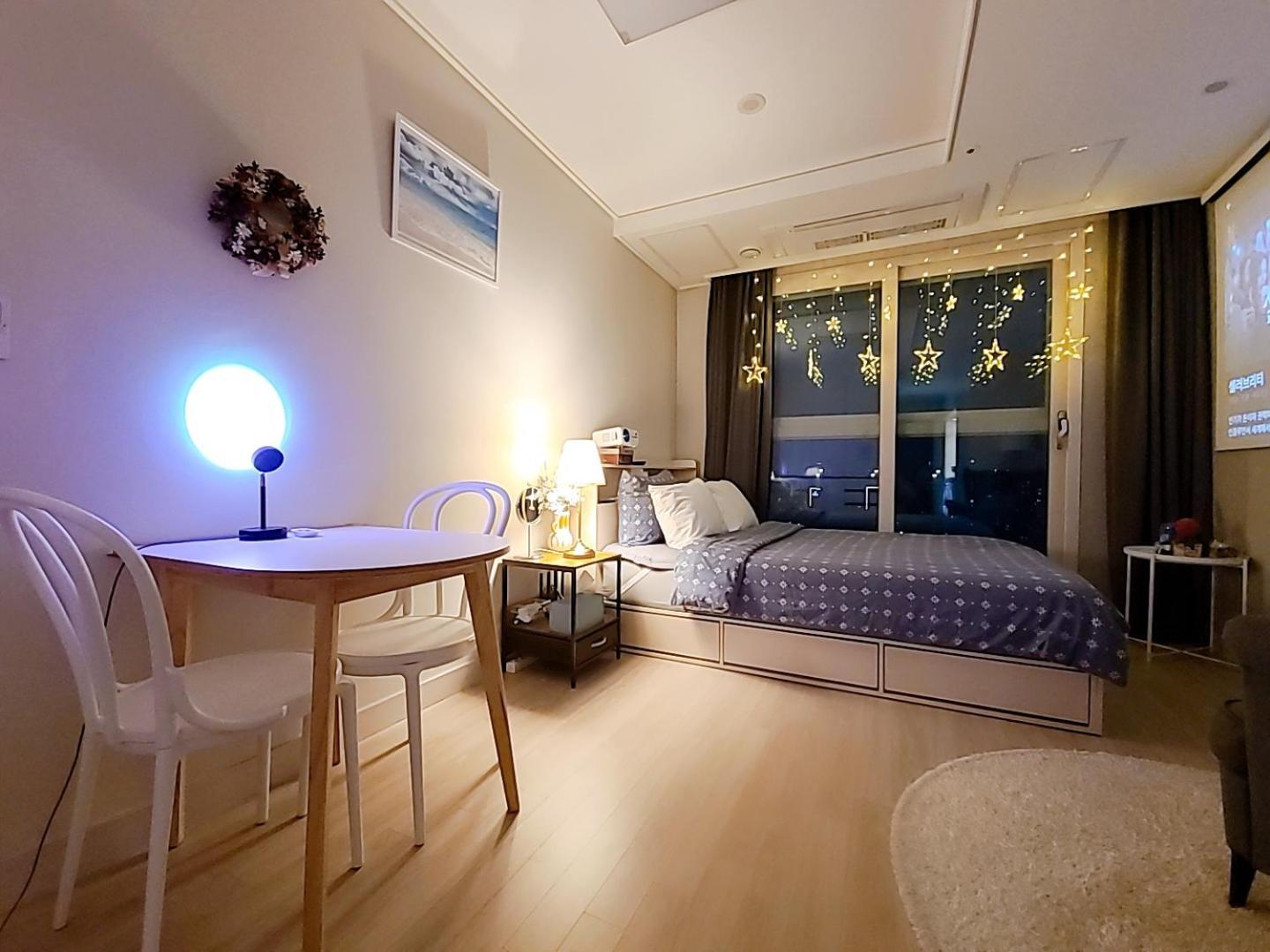 Apartment Secret - 고층호수공원뷰,나만의영화관,미사역2분,120인치스크린,넷플,디즈니플러스,장기숙박추천